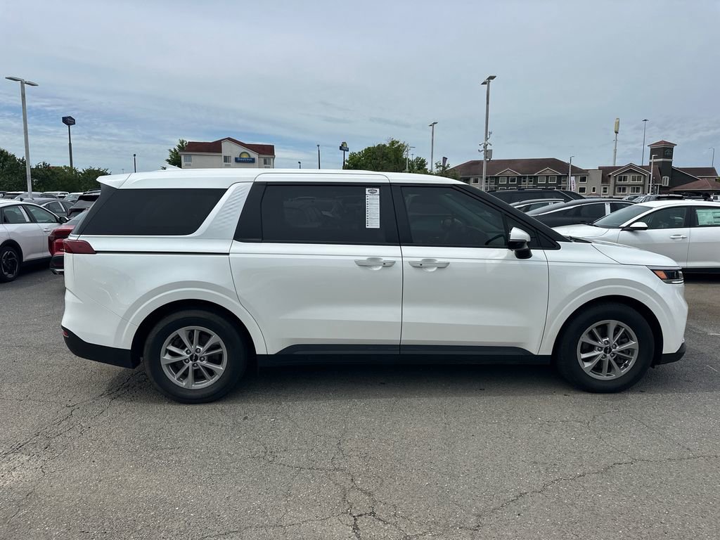 Used 2023 Kia Carnival LX FWD image 8