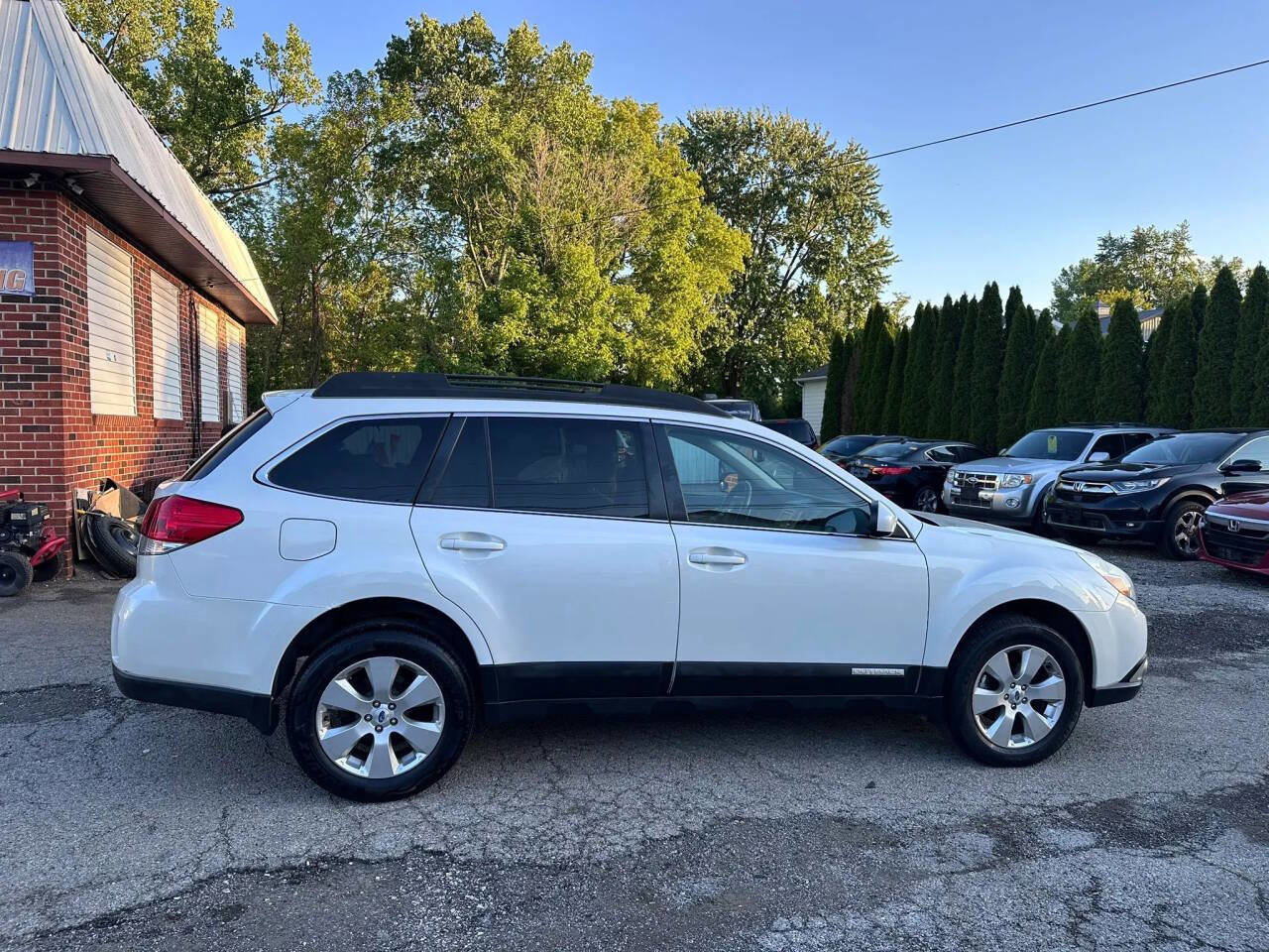 Used 2012 Subaru Outback 2.5i Limited w/ Moonroof Pkg AWD/4WD image 4
