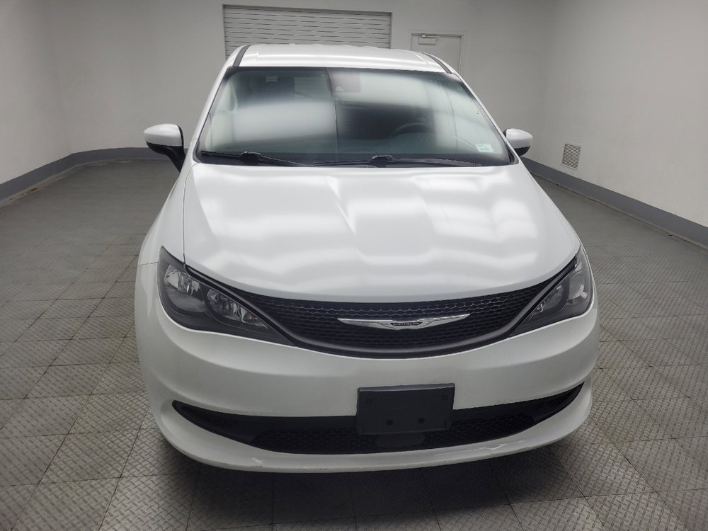 Used 2023 Chrysler Voyager LX image 14