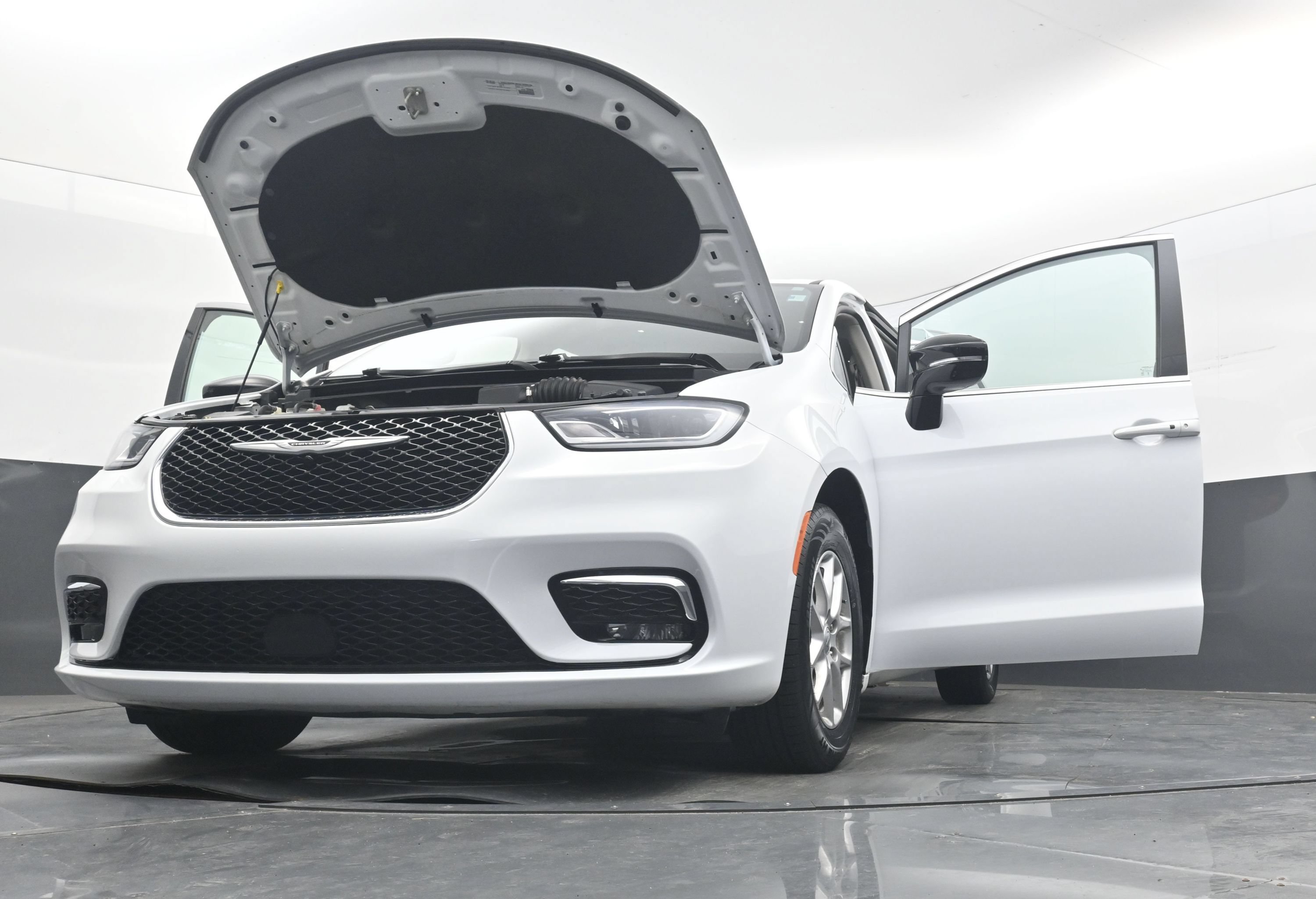 Used 2024 Chrysler Pacifica Touring-L FWD image 36