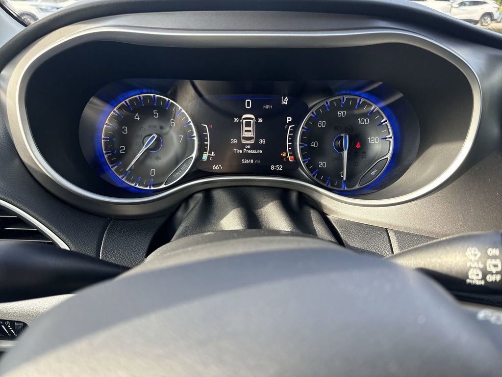 Used 2024 Chrysler Pacifica Touring-L FWD image 10