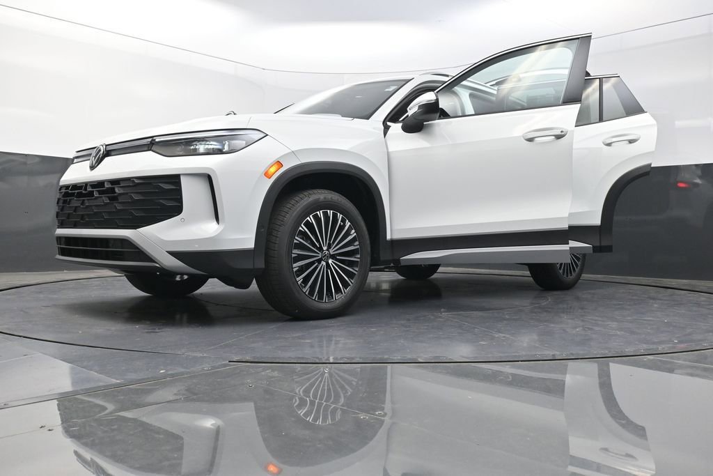 Used 2025 Volkswagen Tiguan S image 33