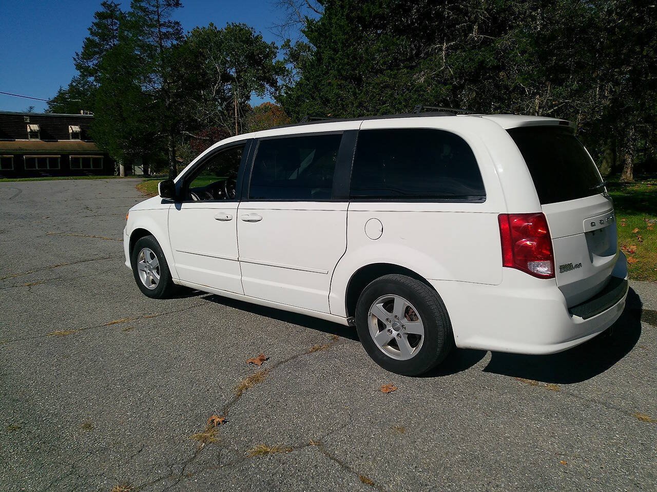 Used 2012 Dodge Grand Caravan SXT w/ Entertainment Group 1 FWD image 8