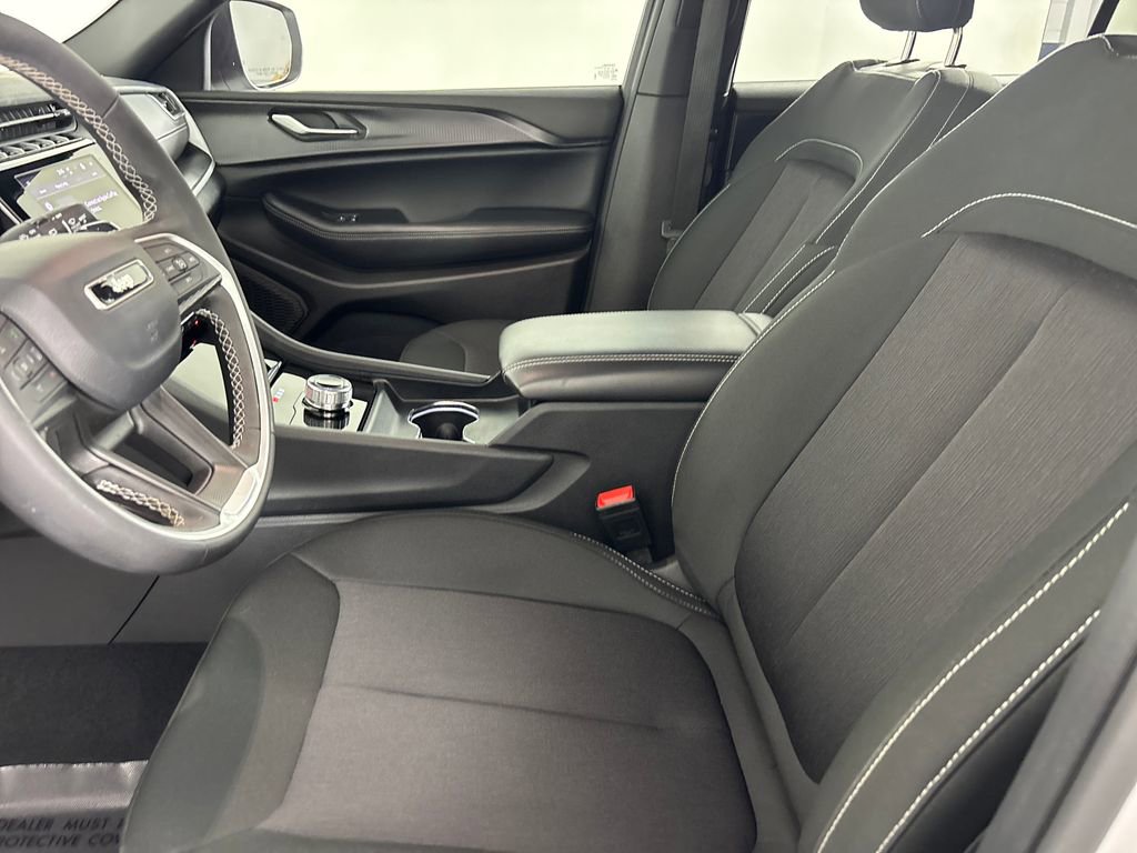 Used 2025 Jeep Grand Cherokee L Laredo image 8