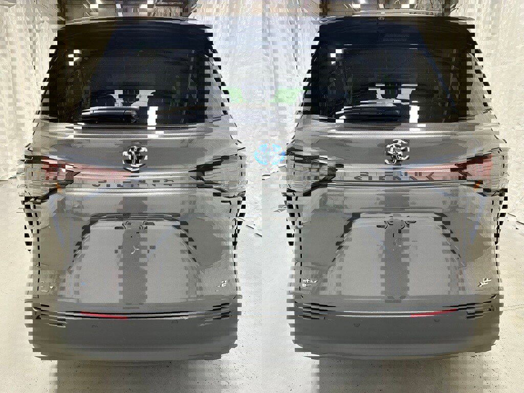 Used 2025 Toyota Sienna XLE image 6