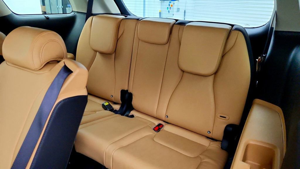 Used 2024 Kia Carnival EX image 22