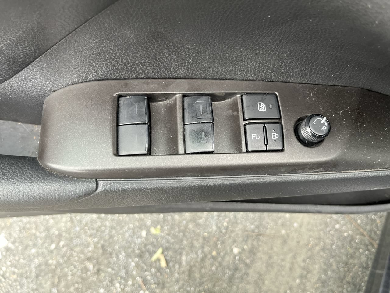 Used 2023 Toyota Camry SE FWD image 4