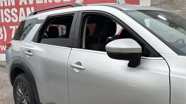 Used 2024 Nissan Pathfinder SV image 5