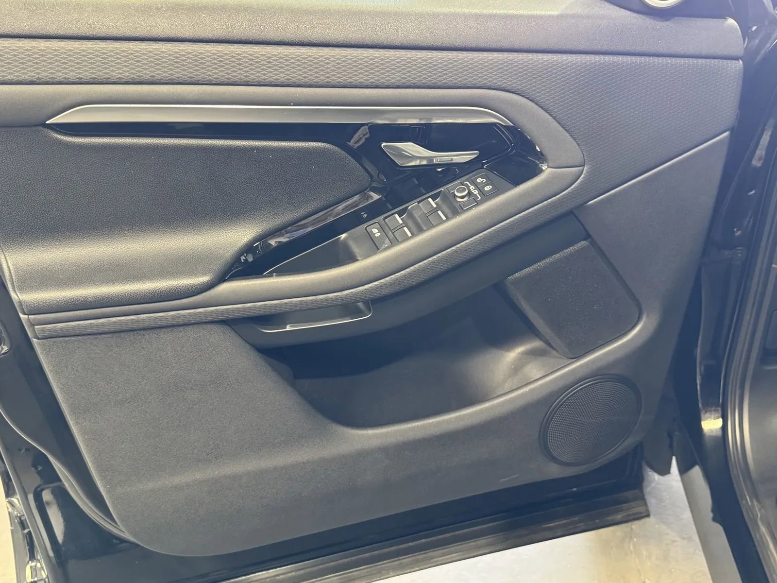 Used 2020 Land Rover Range Rover Evoque S image 11