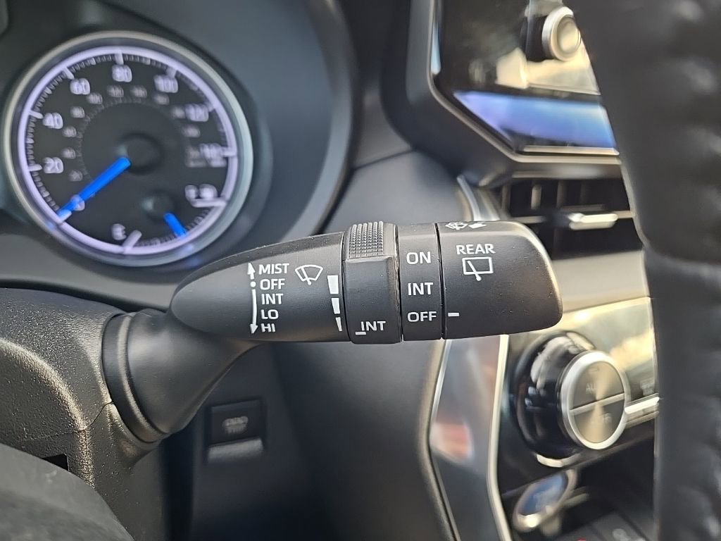 Used 2021 Toyota Venza LE image 16