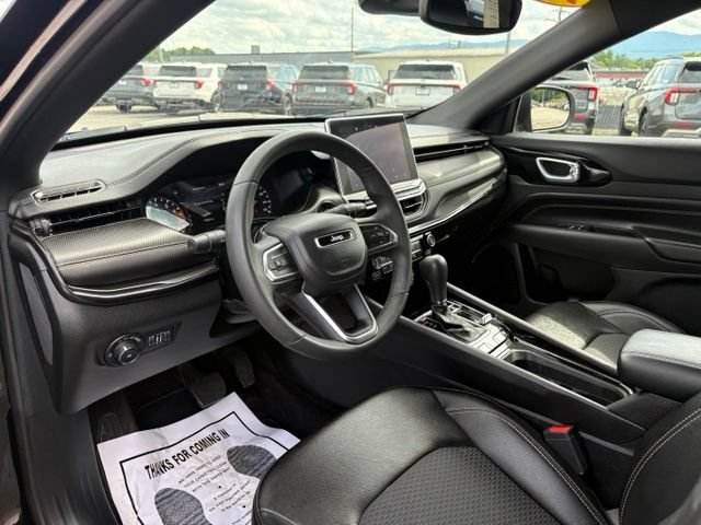 Used 2024 Jeep Compass Latitude w/ Convenience Group AWD/4WD image 3