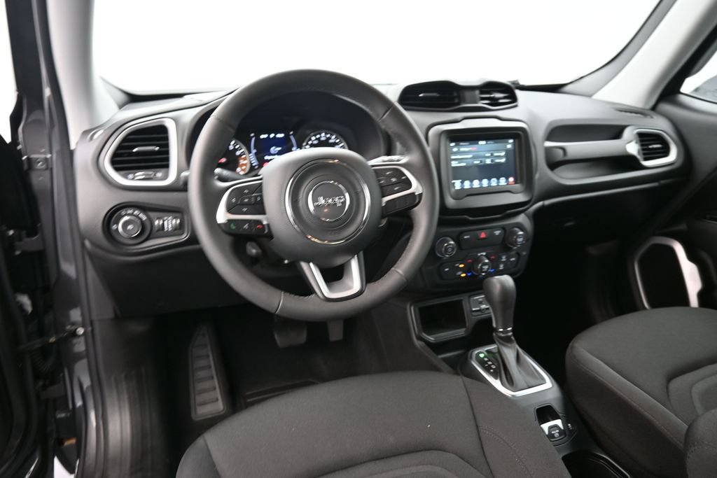 Used 2020 Jeep Renegade Latitude FWD image 18