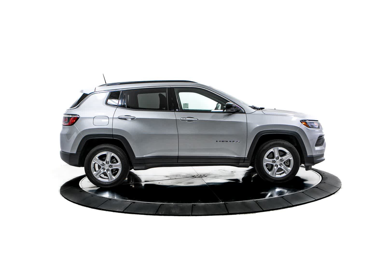 Used 2023 Jeep Compass Latitude AWD/4WD image 8