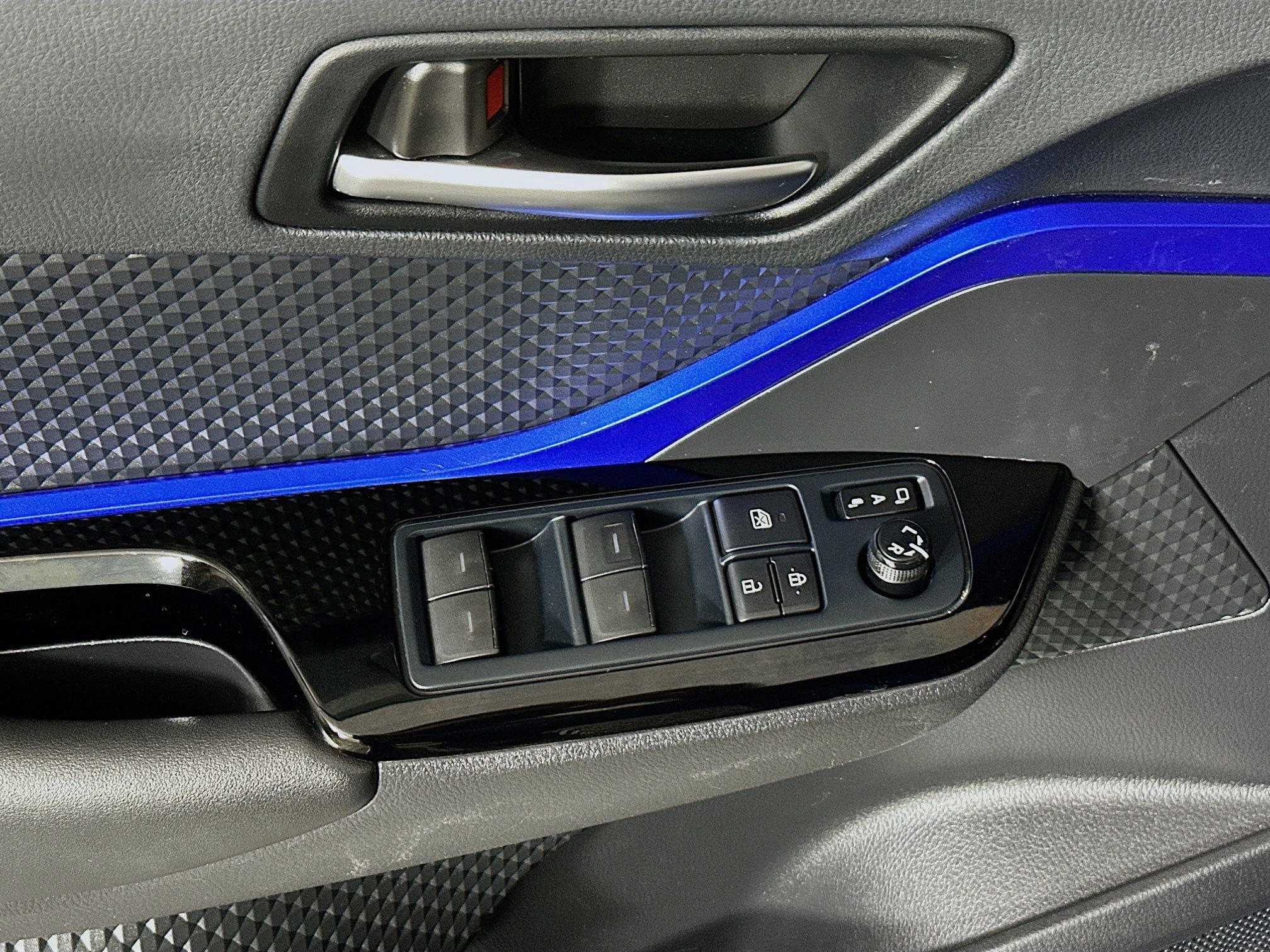 Used 2021 Toyota C-HR XLE FWD image 14