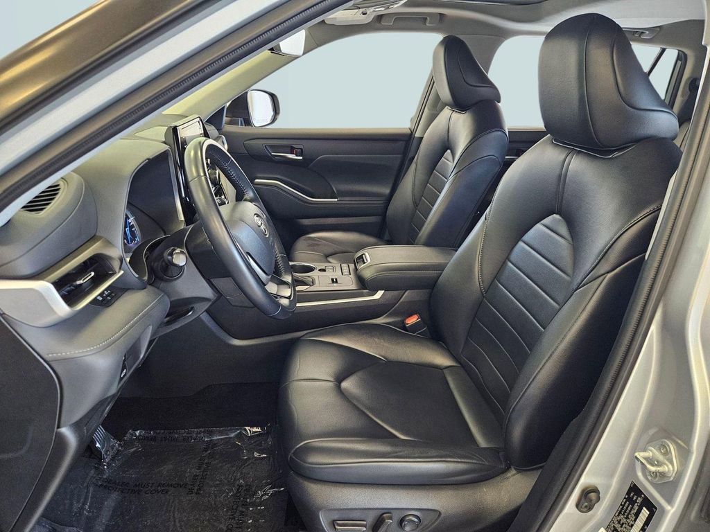 Used 2022 Toyota Highlander XLE AWD/4WD image 23