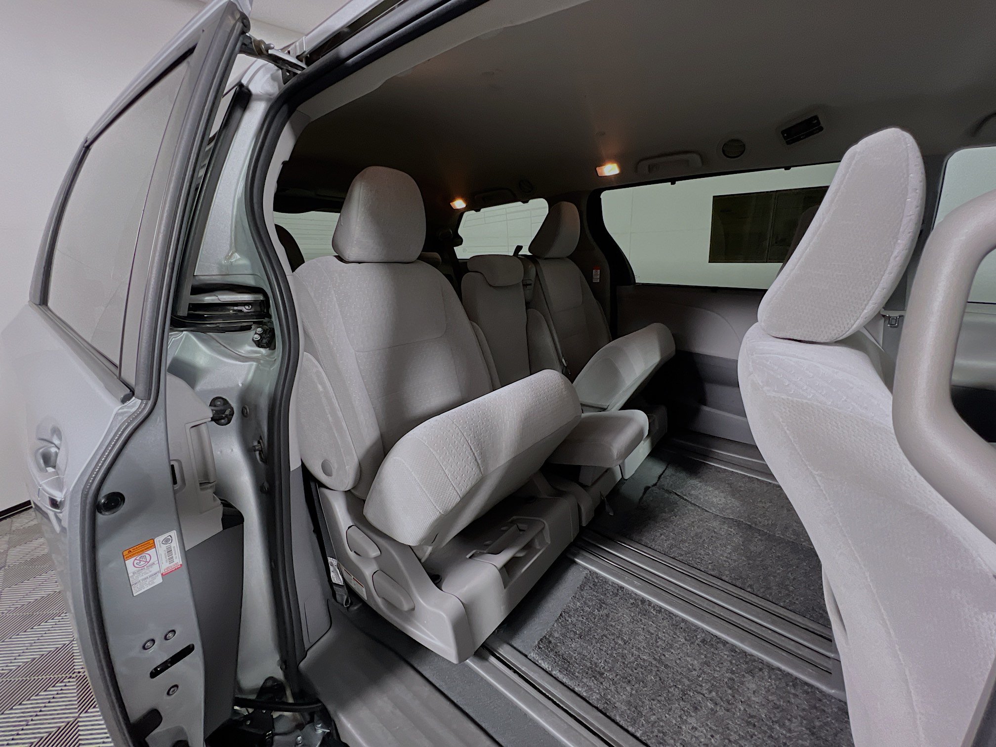 Used 2020 Toyota Sienna LE w/ LE Preferred Package FWD image 33