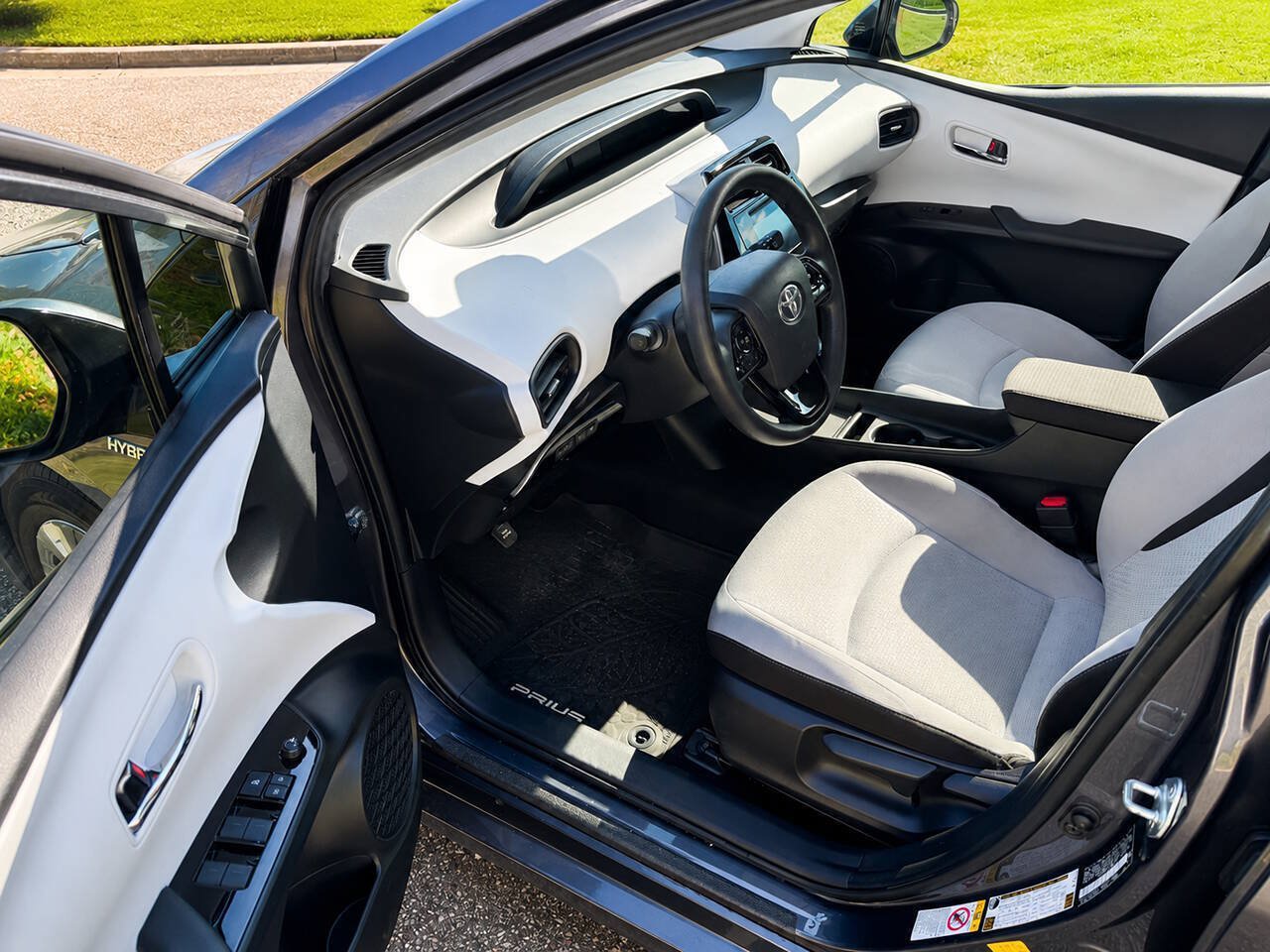 Used 2019 Toyota Prius LE FWD image 6