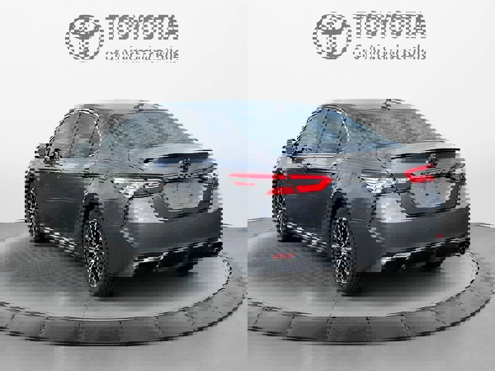 Used 2020 Toyota Camry SE w/ Blackout Package image 4