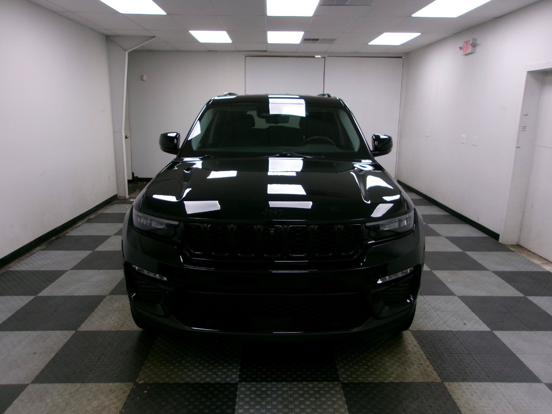 Used 2023 Jeep Grand Cherokee Limited w/ Luxury Tech Group II AWD/4WD image 16