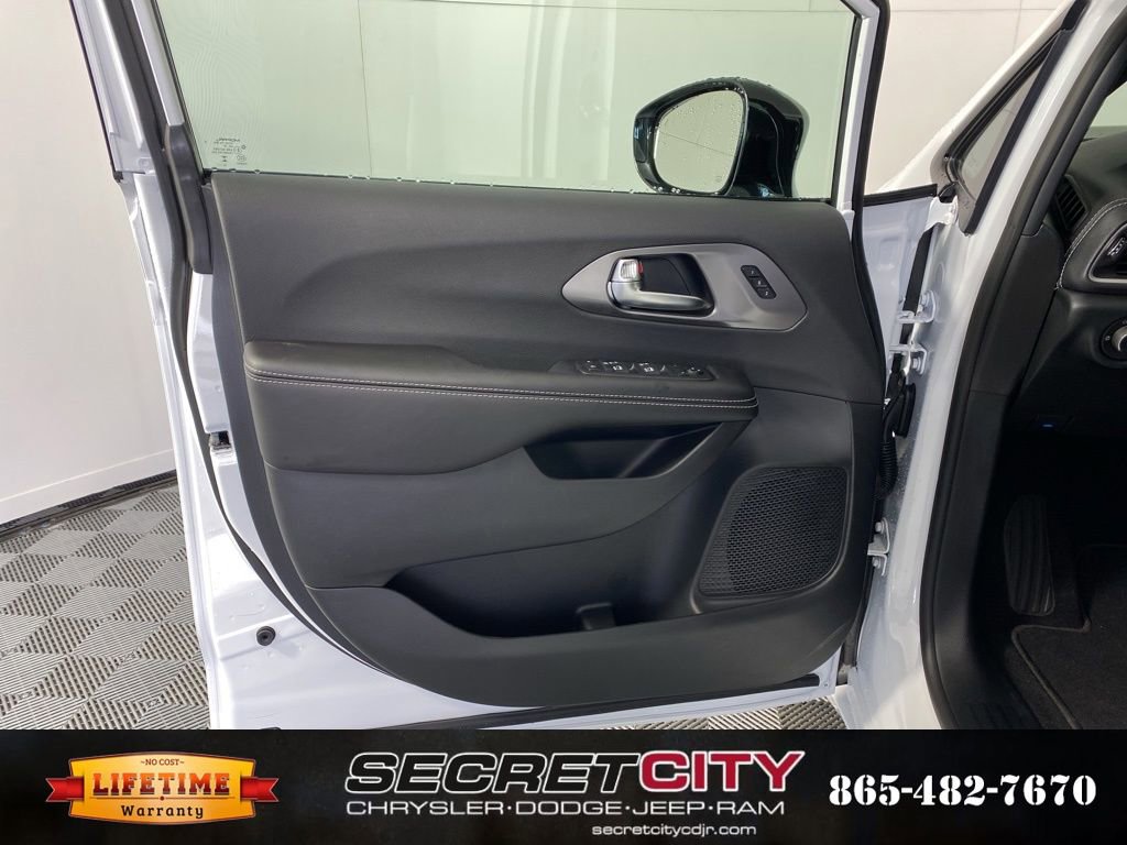 New 2026 Chrysler Pacifica Select image 12
