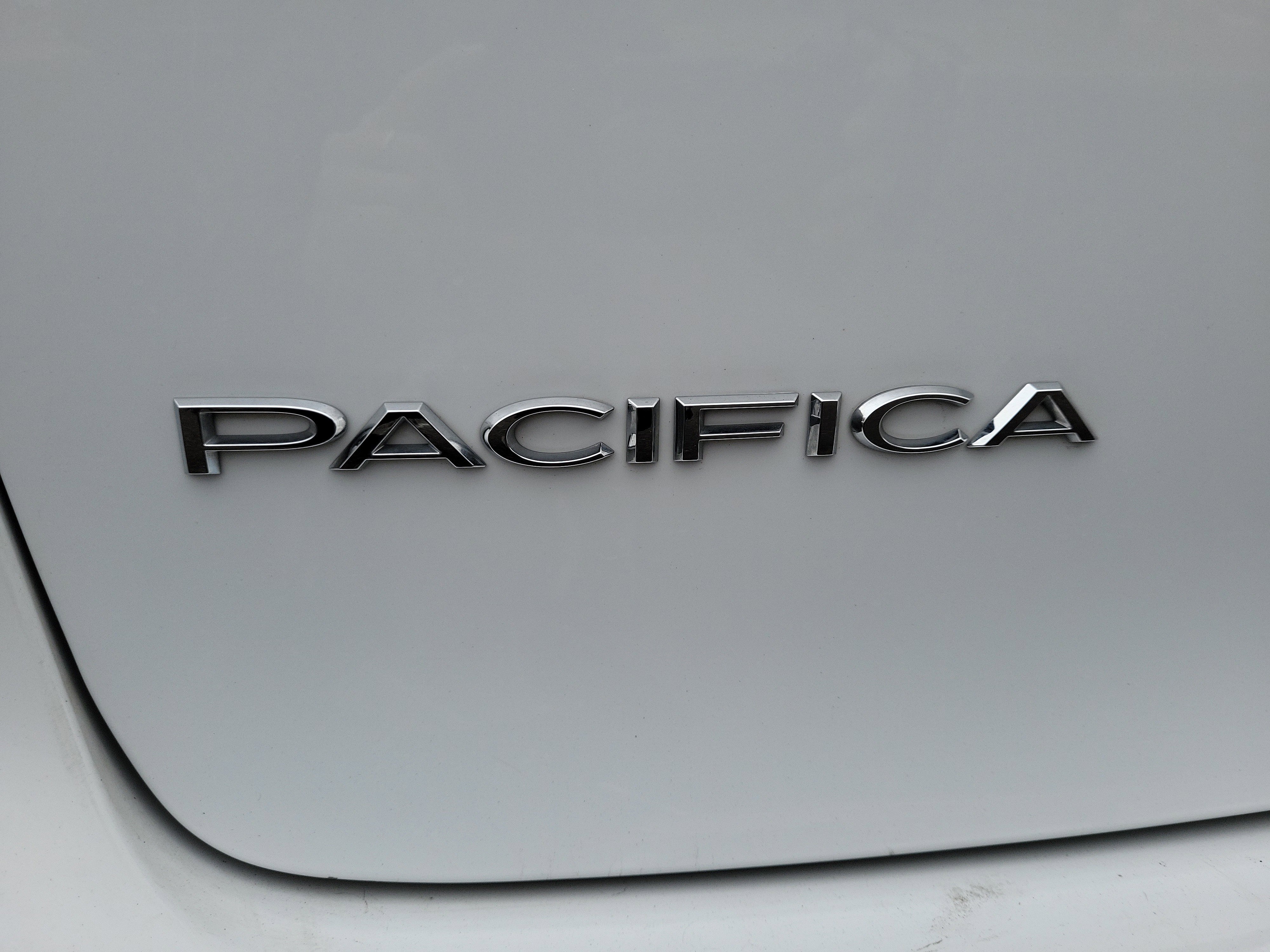 Used 2024 Chrysler Pacifica Touring-L image 27