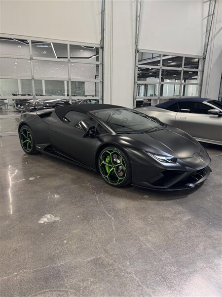 Used 2022 Lamborghini Huracan EVO RWD image 2