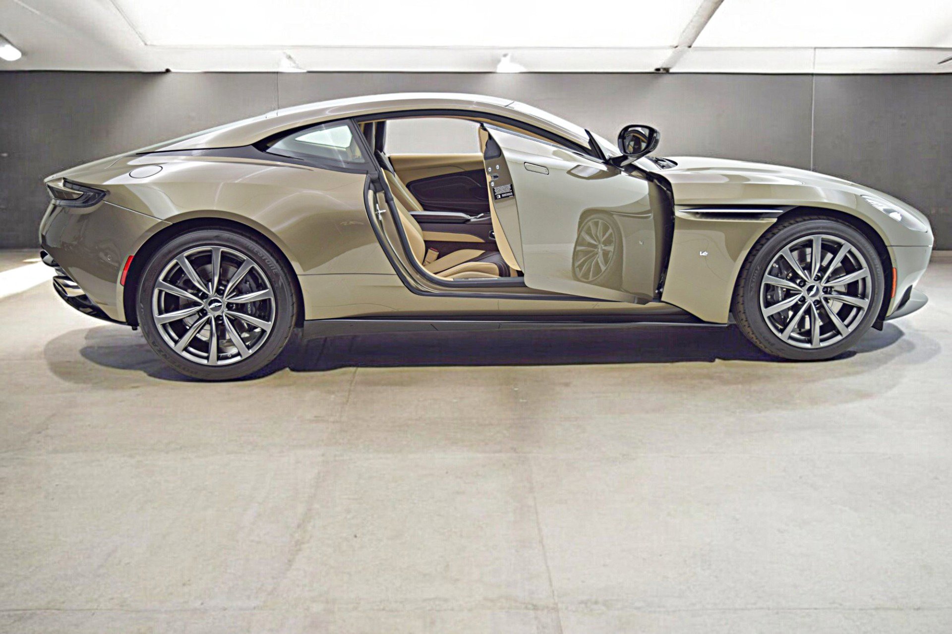 Used 2018 Aston Martin DB11 V12 image 11