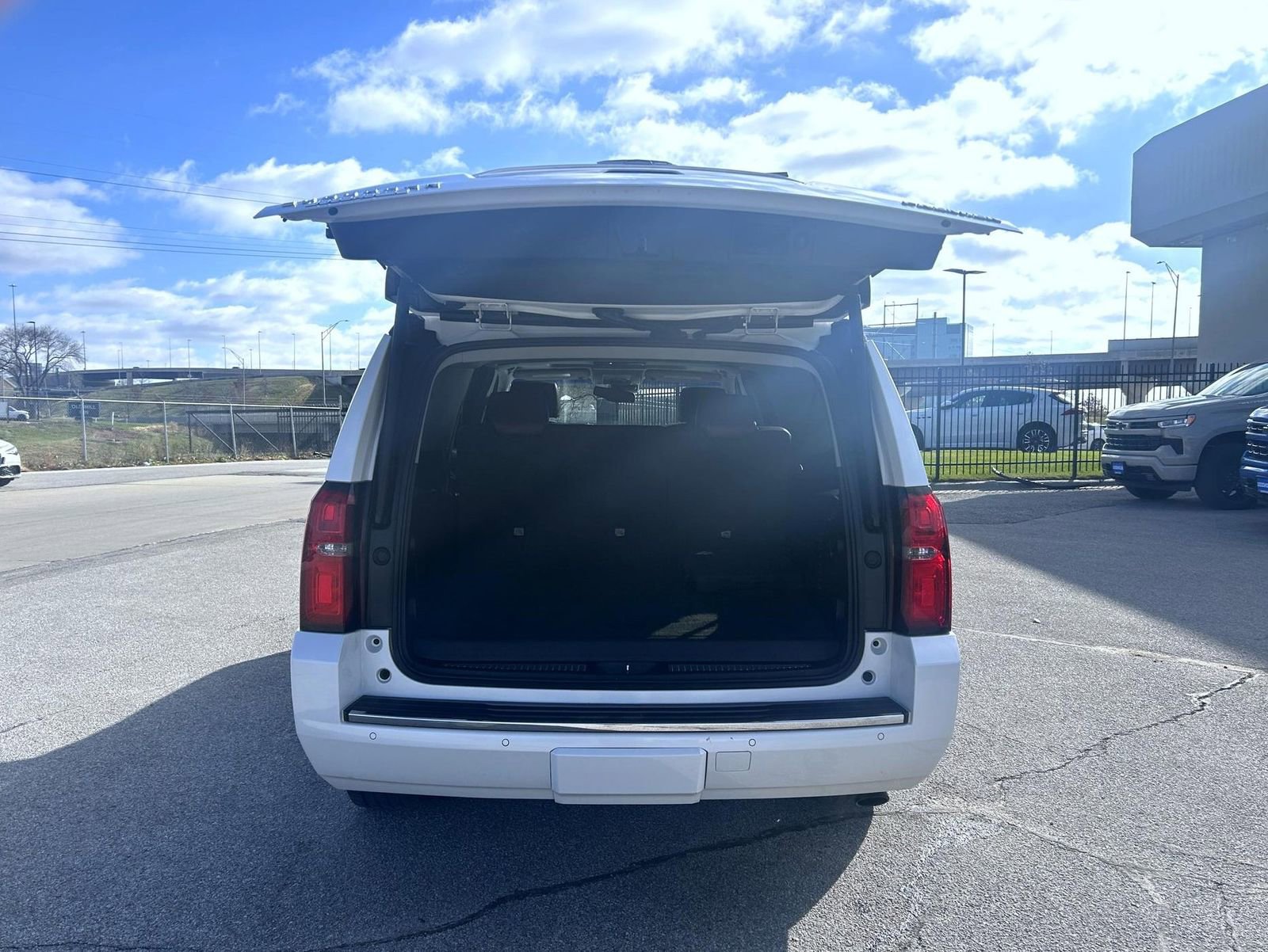 Used 2020 Chevrolet Suburban Premier w/ Premier Plus Edition image 23