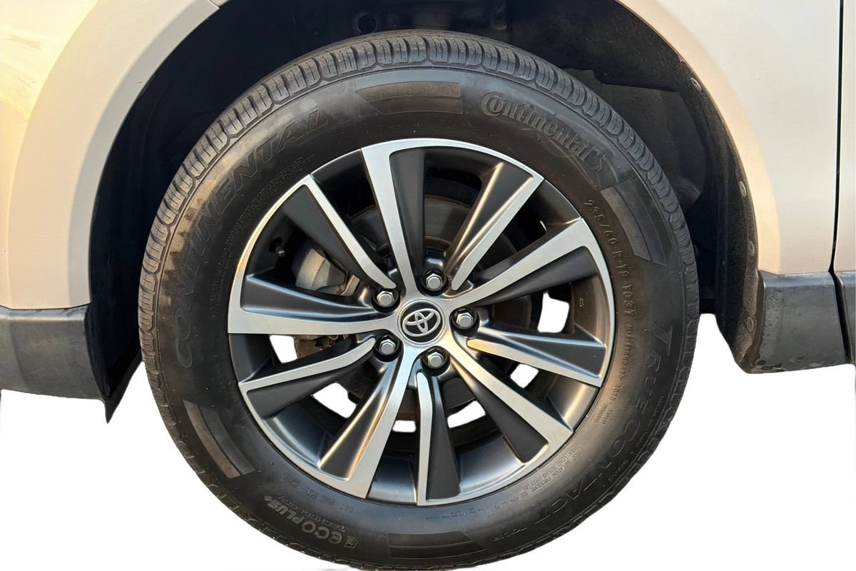 Used 2021 Toyota Venza LE AWD/4WD image 25