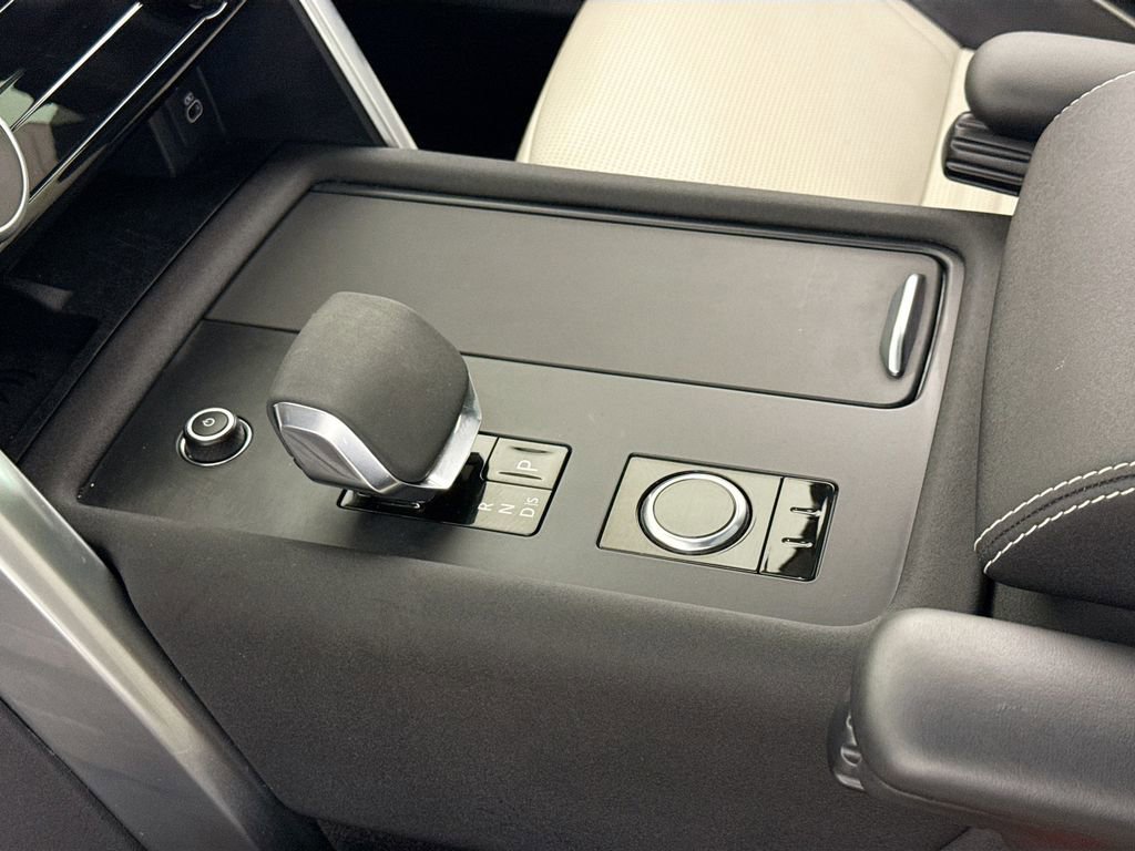 Used 2024 Land Rover Discovery Dynamic SE image 19