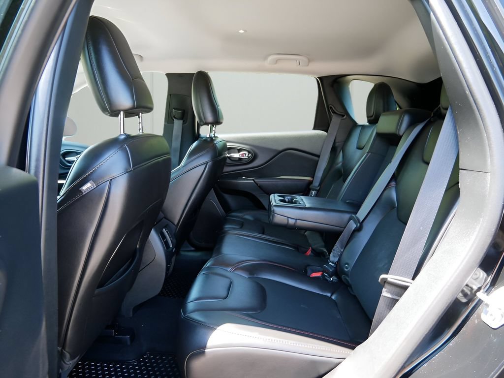 Used 2019 Jeep Cherokee Trailhawk AWD/4WD image 11