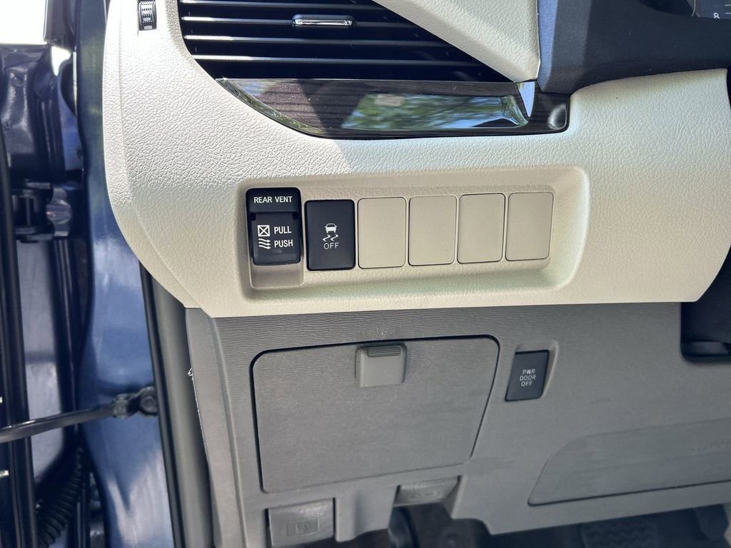 Used 2018 Toyota Sienna XLE FWD image 17