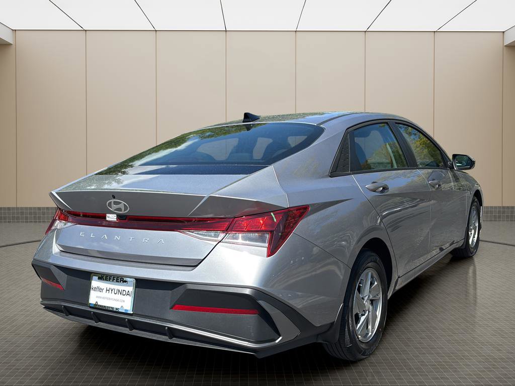 Used 2025 Hyundai Elantra SE FWD image 5