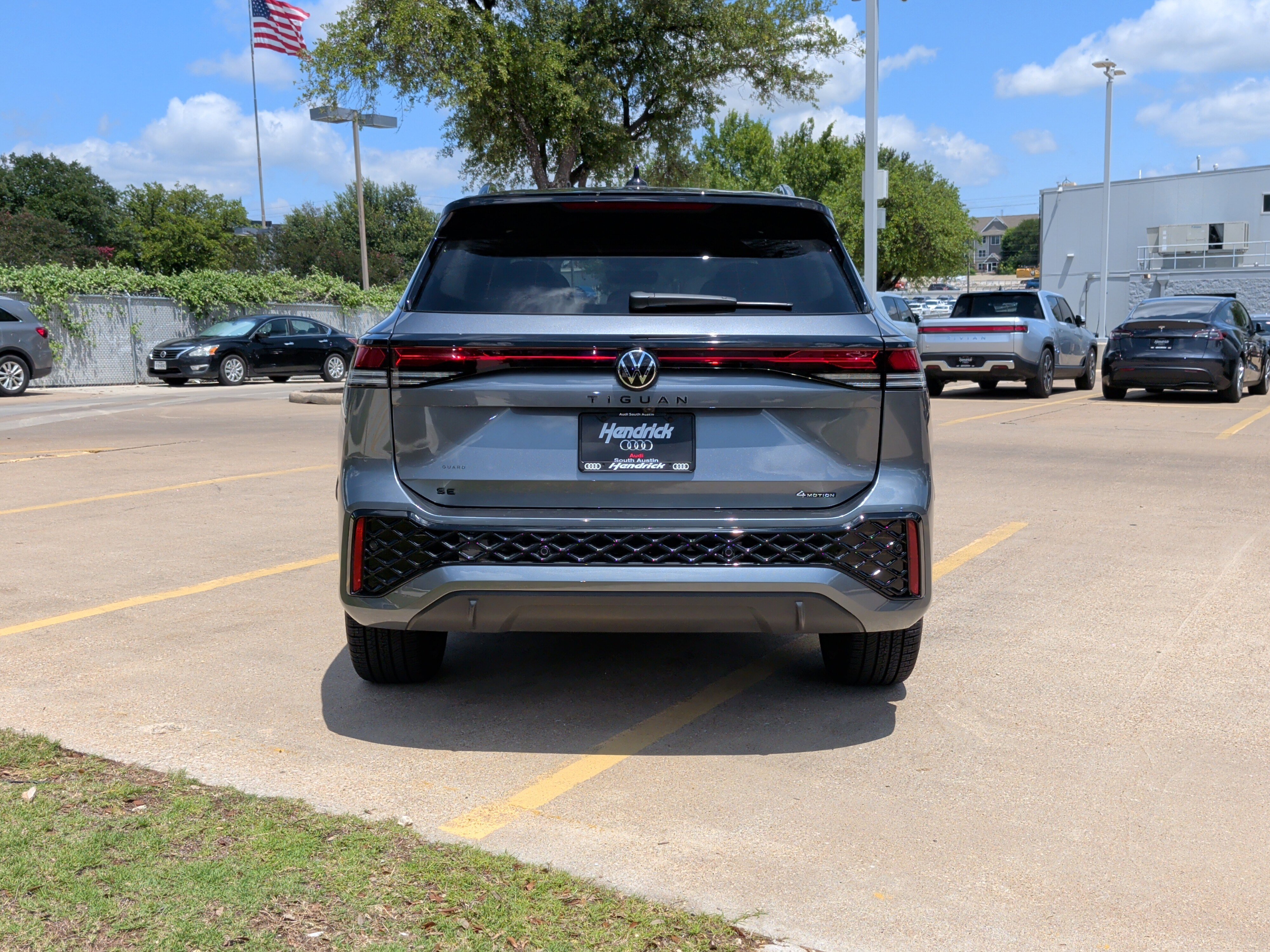 Used 2025 Volkswagen Tiguan SE R-Line AWD/4WD image 9