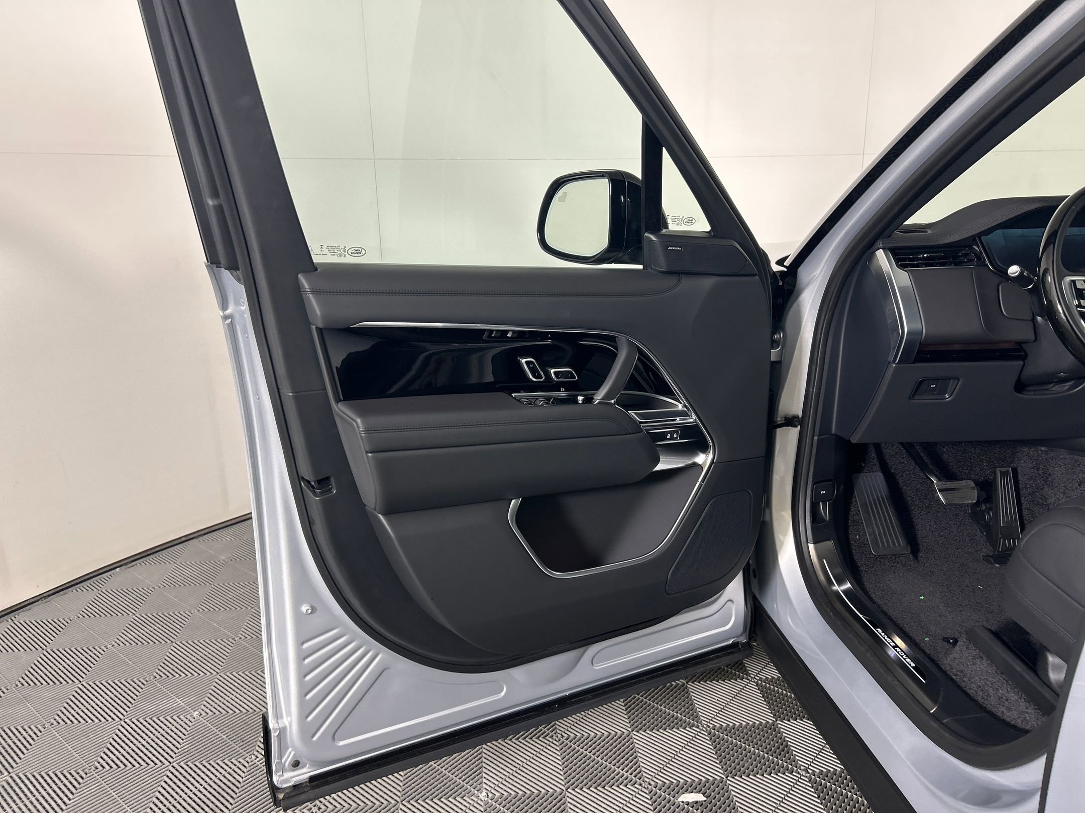 New 2025 Land Rover Range Rover SE image 21