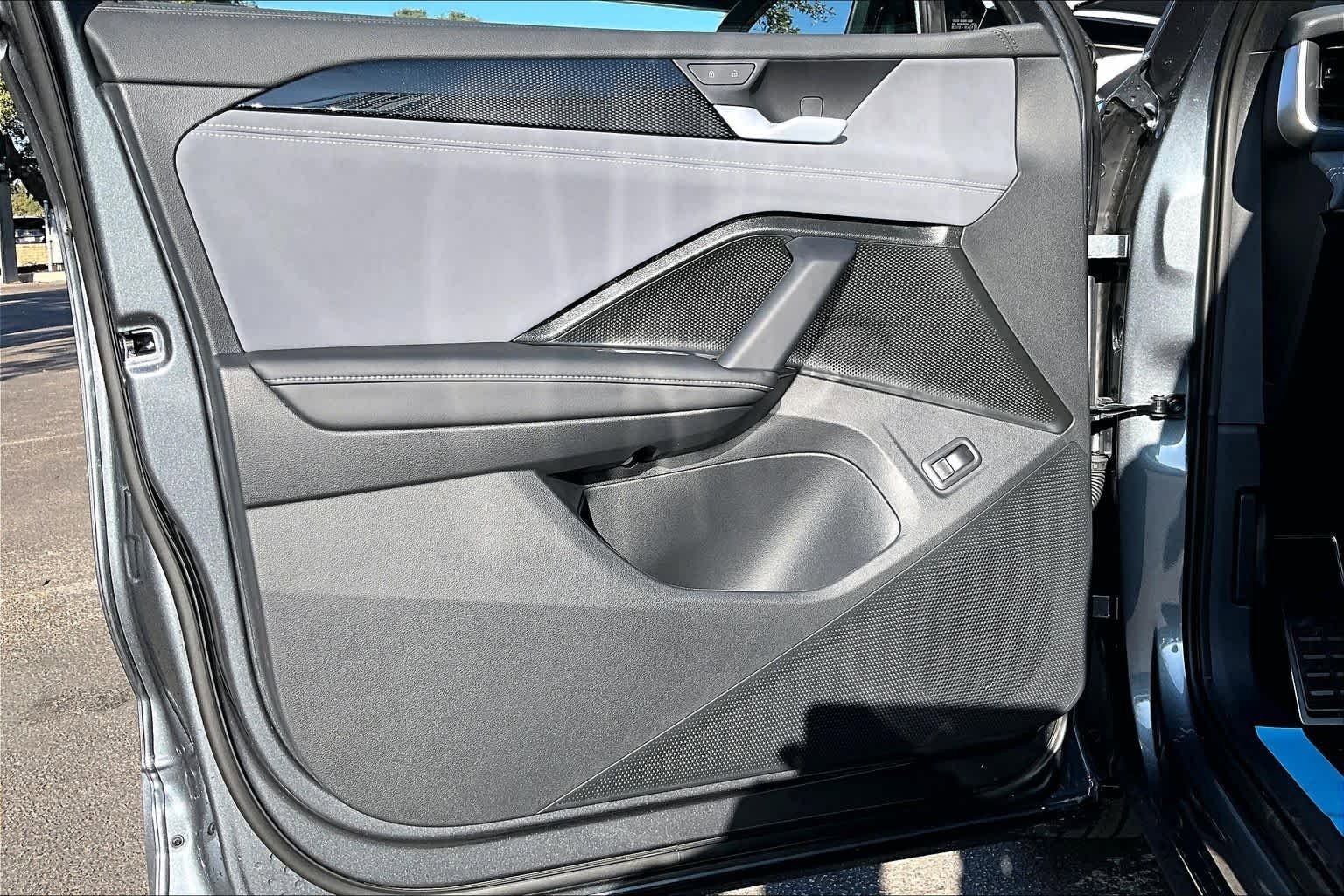 New 2026 Volkswagen Tiguan SE R-Line FWD image 10