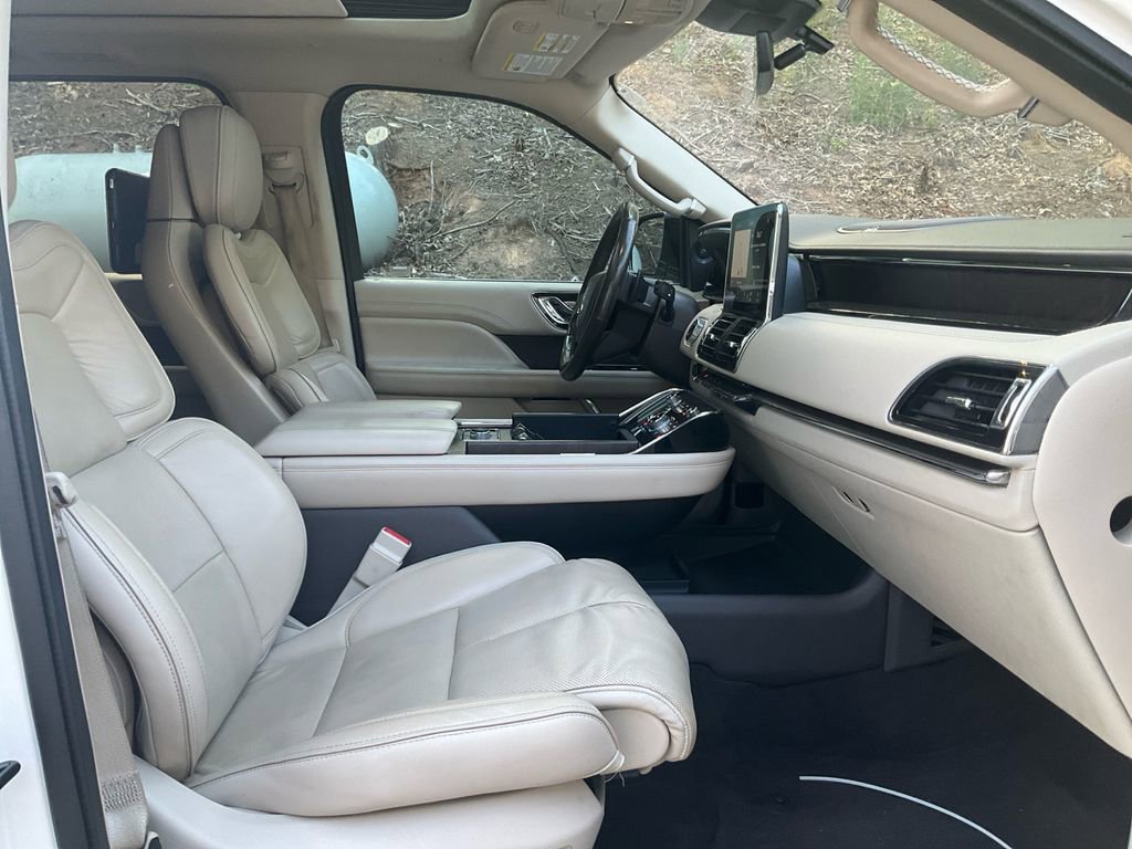 Used 2018 Lincoln Navigator L Reserve w/ Technology Package AWD/4WD image 12