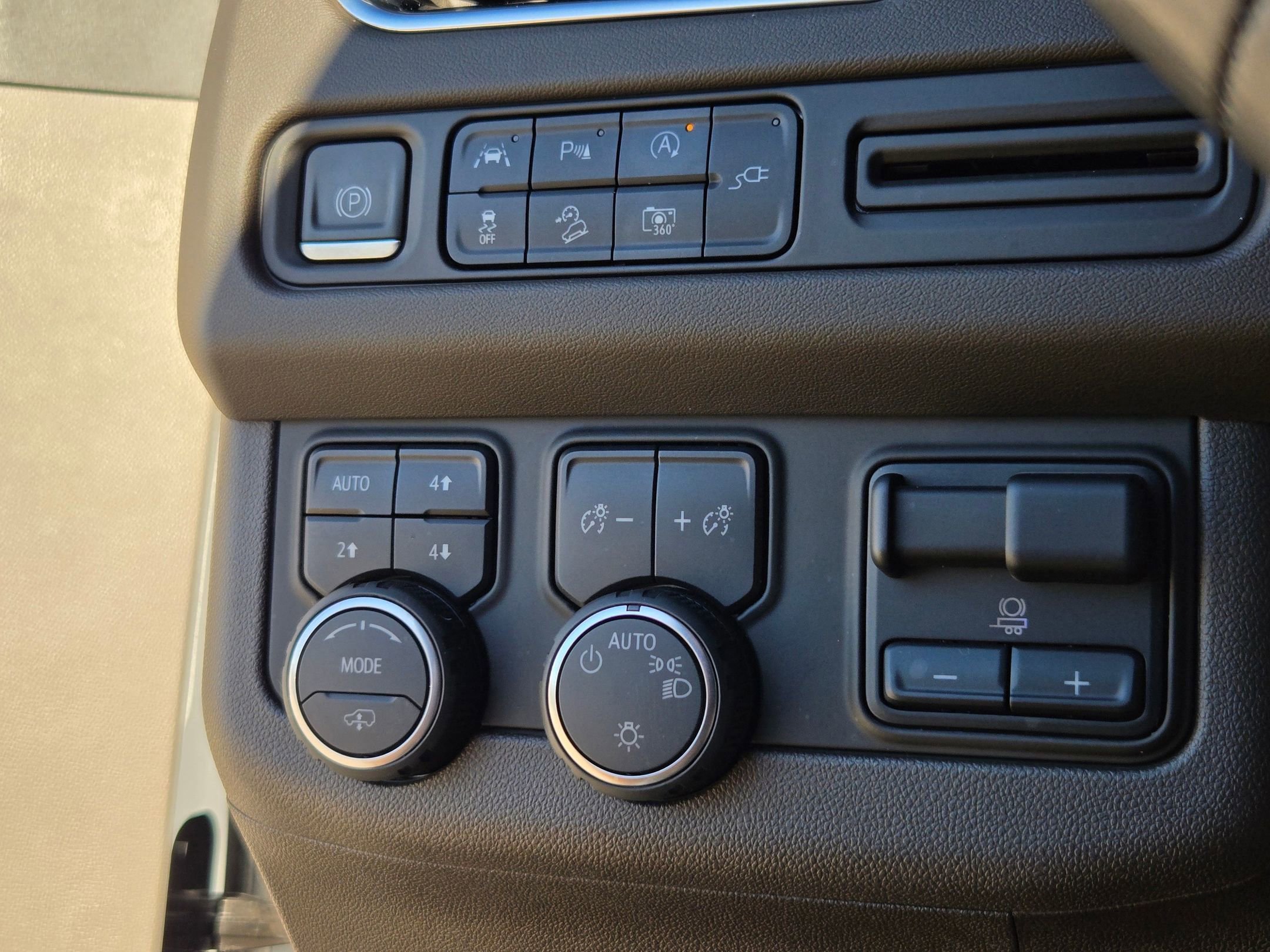 Used 2022 Chevrolet Tahoe Z71 w/ Z71 Off-Road Package image 25