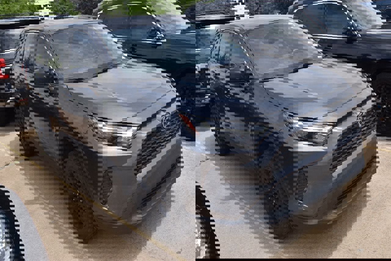 Used 2024 Toyota RAV4 LE AWD/4WD image 4