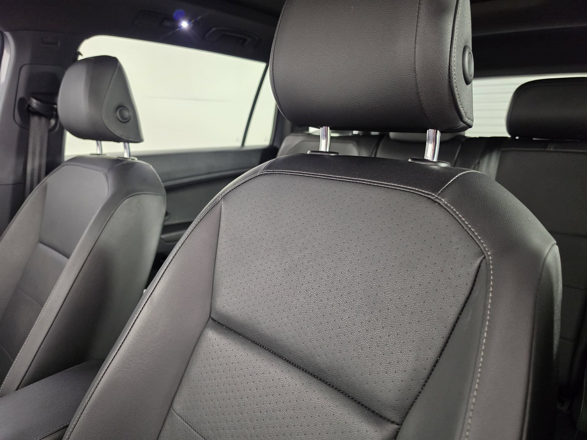 Used 2020 Volkswagen Tiguan SE R-Line FWD image 8