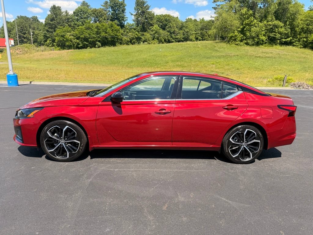 Used 2024 Nissan Altima 2.5 SR FWD image 5