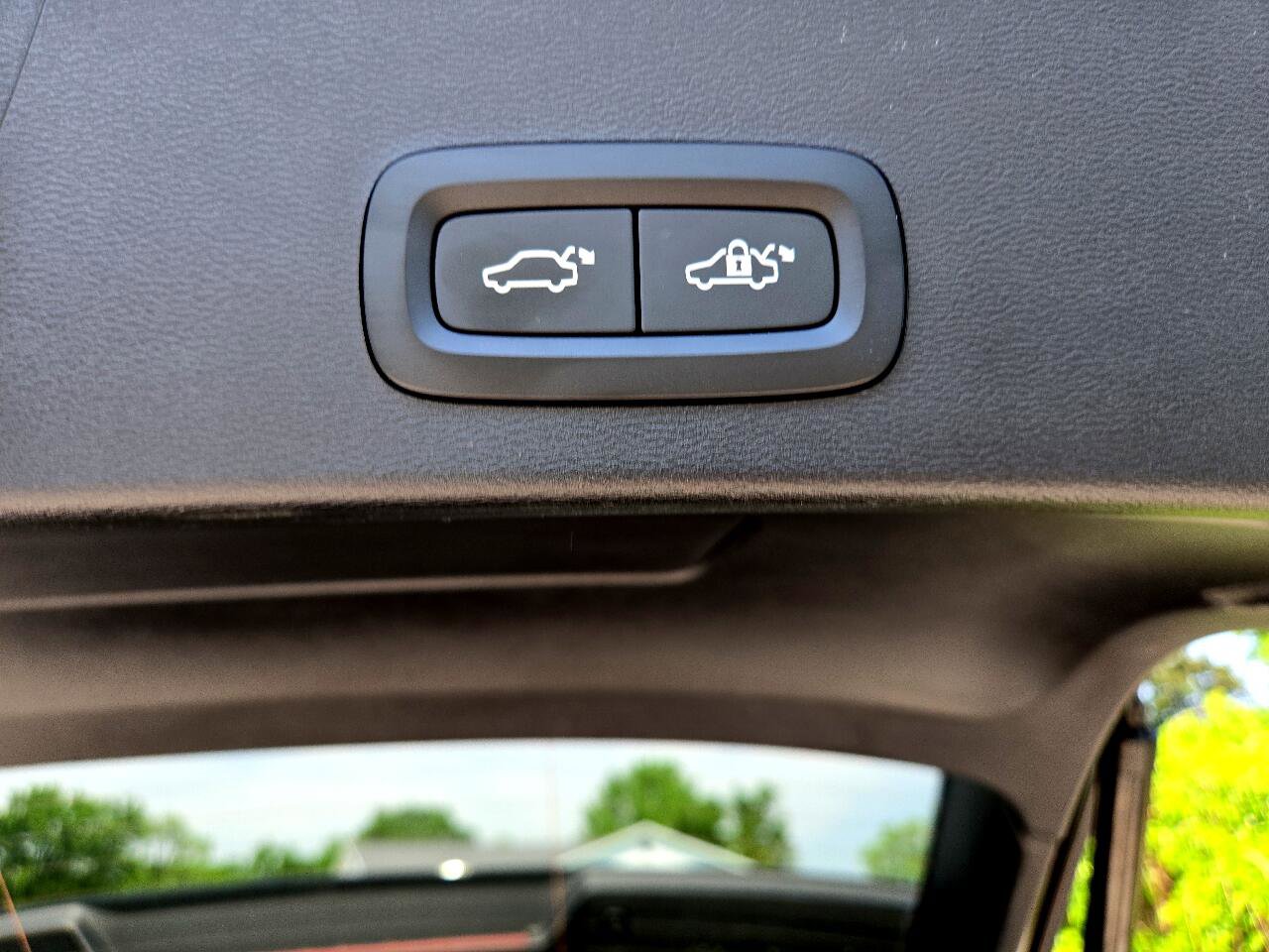 Used 2024 Volvo XC40 B5 Core image 9