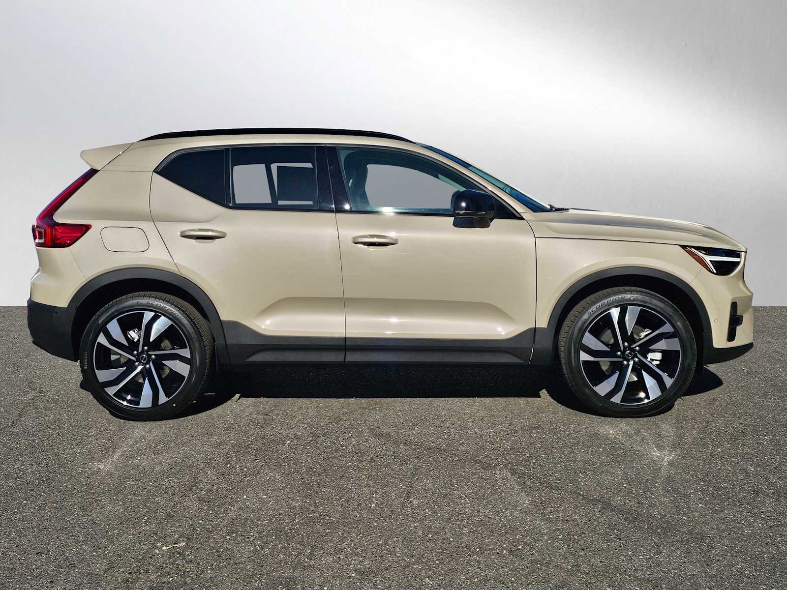 New 2025 Volvo XC40 B5 Plus w/ Climate Package image 8