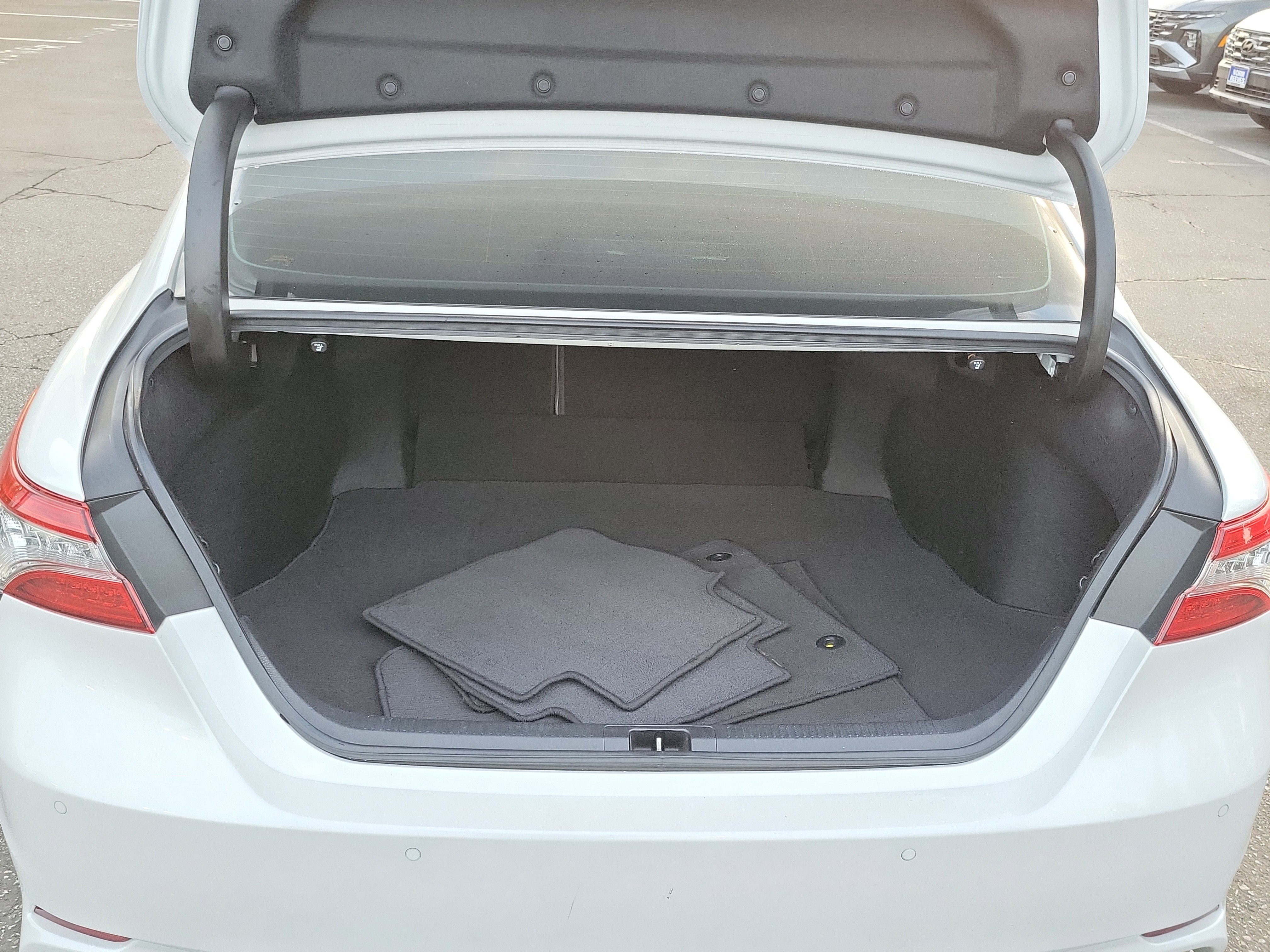 Used 2018 Toyota Camry XSE image 18