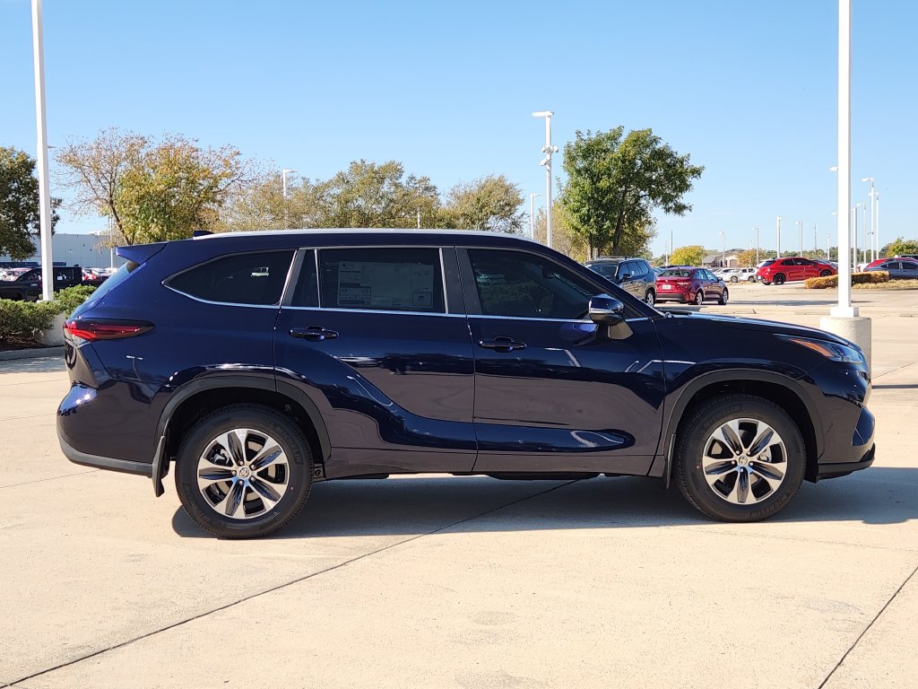 New 2026 Toyota Highlander AWD image 4