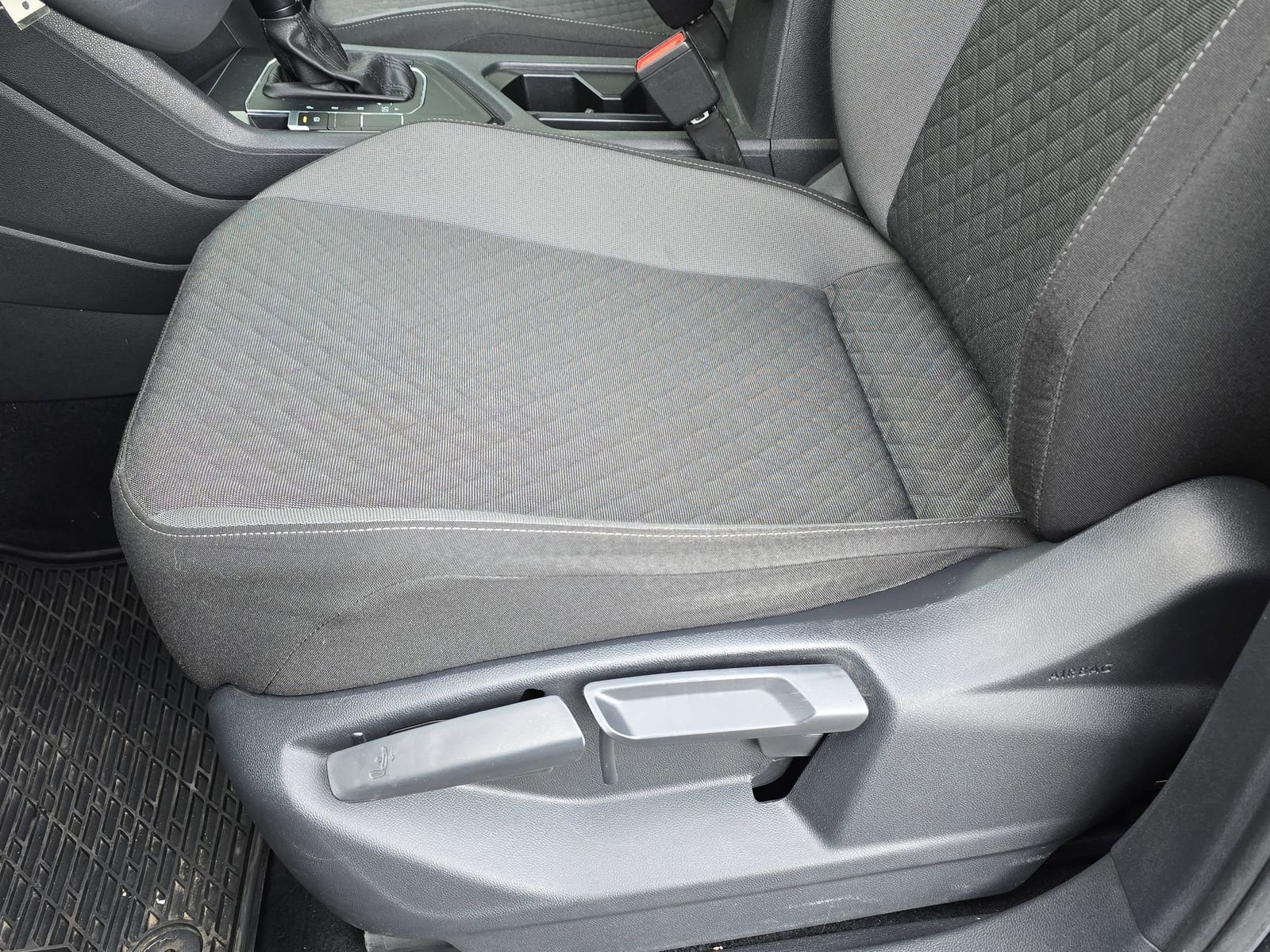 Used 2020 Volkswagen Tiguan S image 29