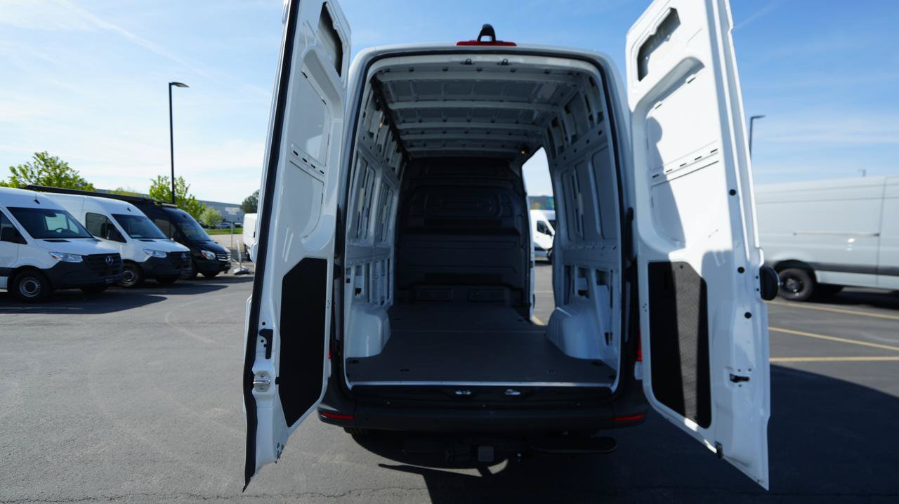 Used 2024 Mercedes-Benz Sprinter 2500 image 7