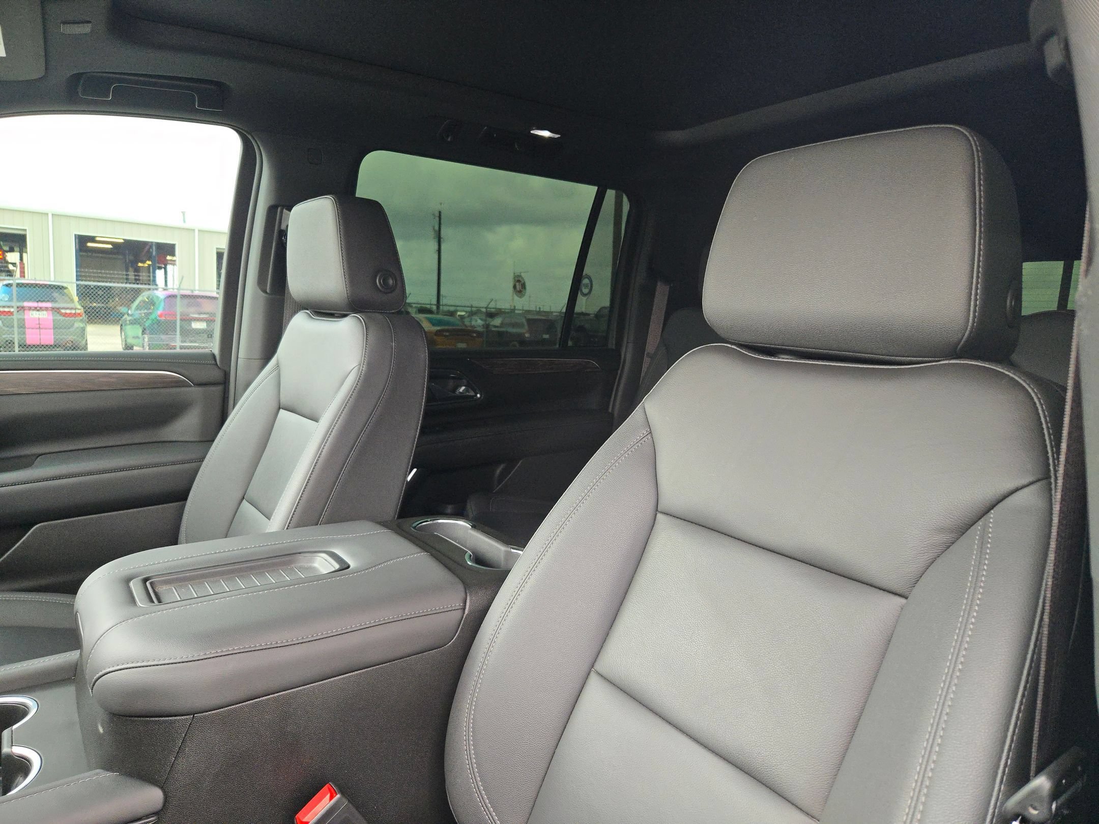Used 2023 Chevrolet Suburban Z71 w/ Luxury Package AWD/4WD image 9