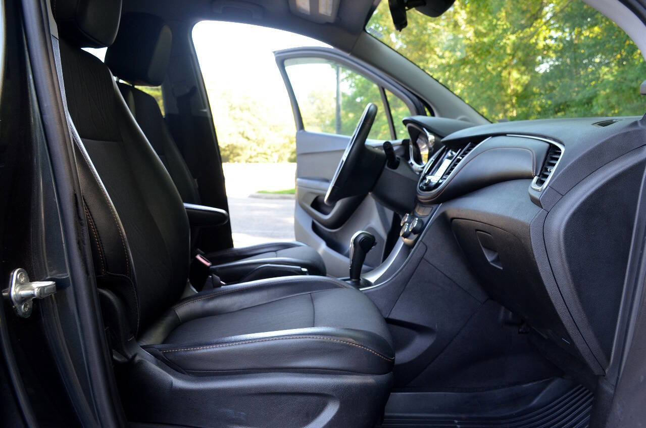 Used 2018 Chevrolet Trax LT w/ LT Convenience Package image 17