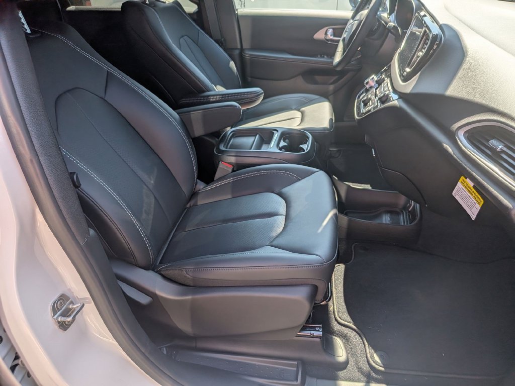 New 2027 Chrysler Pacifica LX FWD image 31